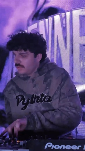 Tickets are officially UP FOR GRABS for Dennett‘s headline show on the VRTX rooftop 😜 VERY limited tickets are available, and we’re expecting this one to sell out FAST 💨 Link 😎 -> https://posh.vip/e/dennett-at-vrtx-fitness-rooftop | Liquid Bass Productions