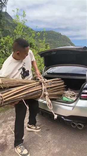 Helping others is a small act, but it has great significance.#kindness #automobile #positiveenergy