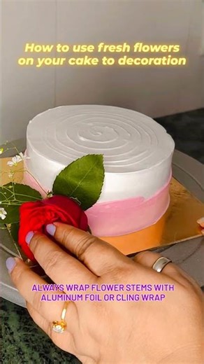 Fresh Flowers on Cake 🌸 | Elegant Cake Decorating Shorts | #shorts