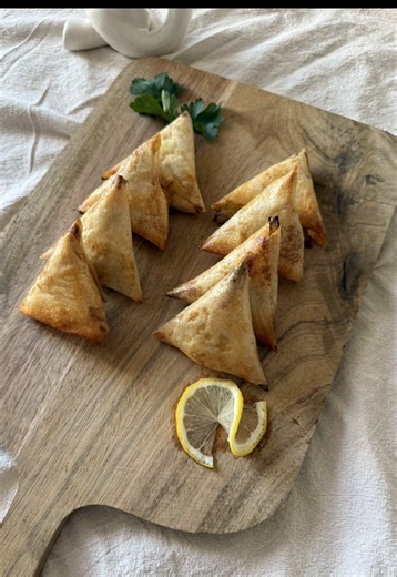 Meilleure recette de bourek pas de débat. Pour les bricks il vous faut : - 1 oignon - 1 échalote - 2 poivrons jaunes - 300g escalope hachée - sel - poivre - curry - curry madras - fromage kiri - crème fraîche - feuilles de brick - huile #recettefacile #bourek #recettebrick #pouletcurry #ramadan