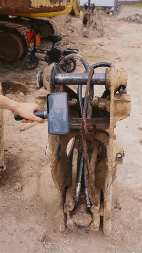 EinScan Rigil — Outdoor Scanning the Excavator Hydraulic Breaker....