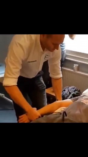 Supine radial head mobilisation → manipulation for elbow pain with Osteopath Giles Gyer. Want clean set-ups, safe delivery, and clinic-ready progressions? Upskill with our online learning platform or book our Osteopathic Mobilisation training. Open to ALL manual therapists. 🔗 Online learning: https://online.omttraining.co.uk 🔗 Mobilisation training: https://www.omttraining.co.uk #Osteopathy #ManualTherapy #ElbowPain #RadialHead #JointMobilisation #Manipulation #Physiotherapy #Chiropractic #Spo
