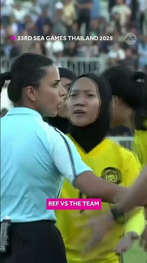 You thought the ref didnt see and tried to smoke your way… ref saw EVERYTHING 🙊 | SEA Games 2025