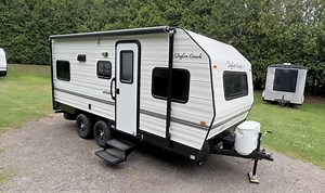 Taylor Coach's 19' Side Door Is the Lightest Dual-Axle Sardine Can for Families of Eight