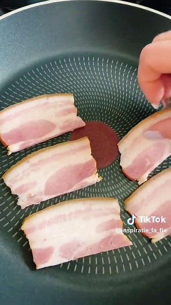 🍳 Full English Breakfast, dar varianta rapida si cu mult gust! Oua ochiuri, bacon crocant, legume trase la tigaie, fasole in sos tomat, carnaciori de bere si un strop de Tabasco 🔥 Totul pe o farfurie care te tine satul pana la cina 😅 ✔️ Fasole Heinz 👉 @Heinz UK ✔️ Carnaciori de bere afumati si fierti 👉 @FamiliaSafir.ro® ✔️ Tabasco 👉 @TABASCO BRAND 📍Reteta completa e pe blog – link in bio! 💾 Salveaza pentru diminetile in care vrei mic dejun, brunch si pranz... dintr-o lovitura. 👀 Tu cu c