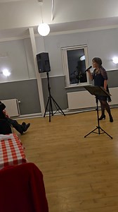 Underholdning af de 2 syngepiger. Super underholdning. Vi fik alle sunget med. | Gitte Schmidt Pedersen