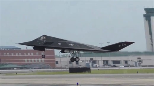 F117隐身攻击机，基地起降全过程，三十多年前的飞机，依然很超前