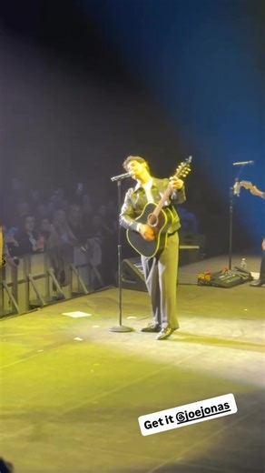 Instagram stories | Kevin Jonas (@kevinjonas) Kevin acompañando a Joe en su show de hoy en Manhattan Center🏙 Amamos ver que se apoyen tanto❤️‍🩹 ¿Saben qué canción es? #kevinjonas #joejonas | Jonas Brothers News