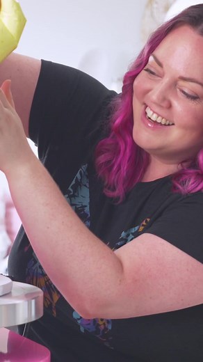 This cake smoother turned soft and fluffly icing☁️ into a perfectly polished masterpeice 🪄🎂