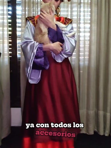 El 3er cosplay del año ✨ Las telas las cambié conforme avanzaba en el traje para que todo sea más homogéneo, contaba con casi todos los materiales que se ven en el vídeo, excepto algunos como la tela principal bordo que tuve que salir a comprar. Ignoren los zapatitos, no tenía los que siempre uso en estos cosplays. Respecto a la peluca, solo peiné una lacefront normal, pero estoy pensando en hacerla de otra forma ya que se vería mejor si tiene más volumen. Quise hacerlo en modo loop, si me salió
