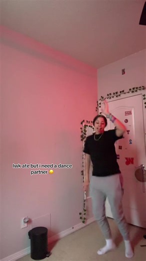 give me a dance partner bro🙄#fypシ゚viral #wlw #dancechallenge #fyppppppppppppppppppppppp #trending