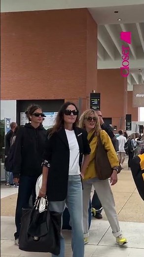 🛬✨ Virginie Ledoyen fait son arrivée à l’aéroport de Venise pour la Mostra Élégante et discrète,