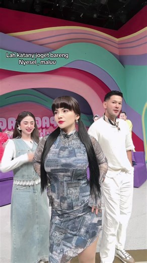 Joget Bareng Dewi Perssik dan Rian Ibram