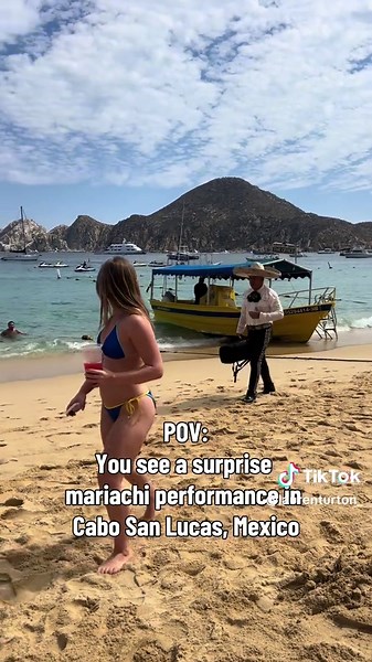 Flash Mob de Marichi en #cabosanlucas en frente de restaurante The Office en la playa Medano. #cabo #cabosanlucas #cabomexico