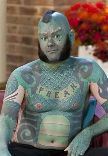 This man became known as the first in the world to attempt to resemble a lizard, becoming one of the symbols of body art and body modification. Since childhood, he had been interested in horror movies and the animal world. As he grew older, he decided to turn his body into an artistic canvas, trying to blur the line between human and animal. His body is completely covered with over 700 green tattoos resembling lizard skin. In addition, he underwent numerous physical modifications. 😥😥 He also b