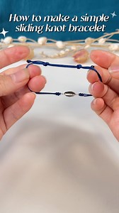 Faisons ensemble un bracelet à nœud coulissant simple et élégant ! Références dispo sur notre eshop (lien en bio) : - Intercalaire Labradorite sertie - 60220402 - Fil polyester bleu 1mm - 18011505 #diybracelet #nœudcoulissant #slidingknot #tutorielbijoux | France Perles