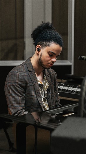 Ulysses Owens Jr. & Generation Y Perform “The Prodigal Son” 🎷 Join us as Ulysses Owens Jr. and Generation Y explore the state of modern jazz and share a series of powerful original tracks including “The Prodigal Son,” composed by pianist Tyler Bullock. Together they discuss where their music fits within today’s jazz landscape and trace the evolution of the modern jazz quintet. Head over to the Musora channel to watch the full performance! #musora #musoramedia #ulyssesowensjr #generationy #tyler