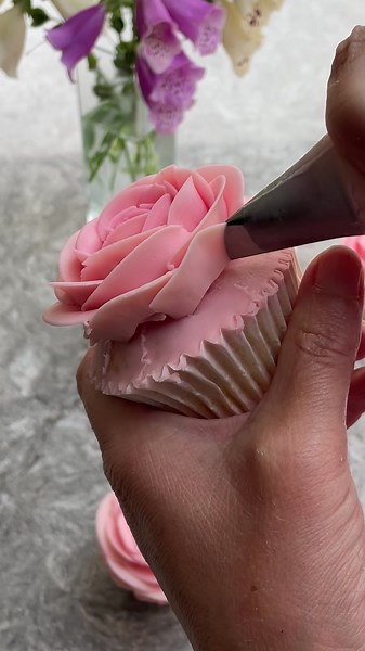 Perfecciona tus flores de buttercream con nuestro tutorial