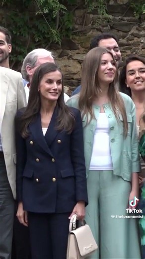 Letizia le da órdenes a toda la familia real.Marca el paso.Siempre mandando.