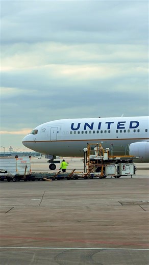 UNITED AIRLINES BOEING 767-300 ER