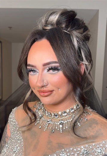 Been almost 3 months since I posted this look and i’m still so obsessed with it! It’s def different from what I USUALLY do, but it so fun to go outside of my comfort zone and do some MAKEUPPP!! Fun makeup is back in and I am so here for it. #VegasBride #AlternativeBride #LasVegasMakeupArtist #NonTraditionalBride #BridalMakeupVegas alternative bridal makeup, Las Vegas bridal makeup artist, Vegas bride makeup, non-traditional bridal makeup, edgy bridal makeup, modern bridal makeup, elopement makeu