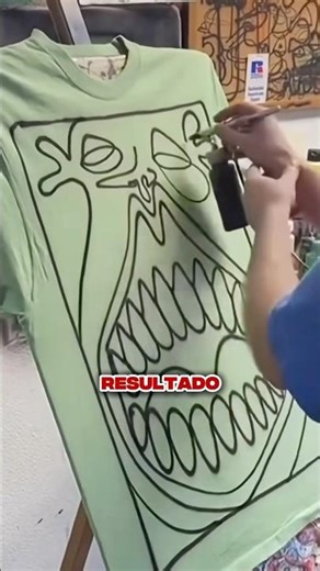Dibujó su diseño directo en la playera 😱