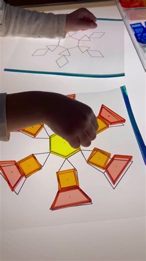 This is visual-spatial thinking. It supports math, reading, and writing. No directions. No rush. Just shapes, light, and time to figure it out. At the light table, students match transparent pattern blocks to snowflake templates. They notice angles. They rotate pieces. They try something, see it doesn’t fit, and adjust. This kind of work supports how children learn to: ⭐️recognize shapes and patterns ⭐️understand how pieces fit together ⭐️track visual information from left to right ⭐️stick with 