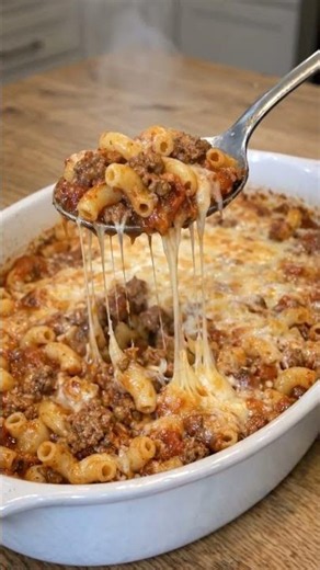 🧀 Cheesy Baked Beef & Macaroni Casserole