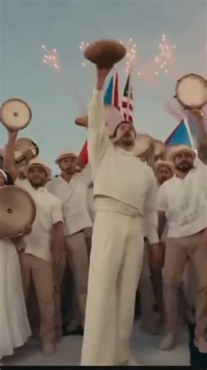 Mentalidad 1% | Mental & Lifestyle 🧠 on Instagram: "Desde el barrio para el mundo entero. 👟✨ No importa qué tan lejos llegues, lo importante es nunca olvidar quién eres ni de dónde vienes. Bad Bunny en el escenario más grande, rindiendo tributo a cada bandera, nos enseña que los sueños no tienen fronteras cuando se llevan las raíces por delante. Levanta tu bandera, siéntete orgulloso de tu historia y recuerda que el amor y la pasión por lo que haces siempre vencerán cualquier obstáculo. ¡Segui