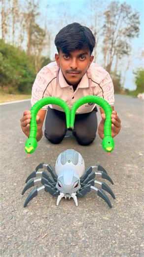 2 Ta green colour Rc snake and remote control spider unboxing ￼deko😛