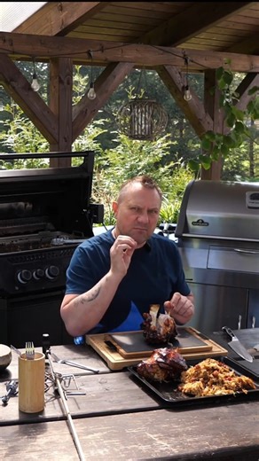 Bayerische Haxe - Golonki po Bawarsku z grilla z zasmażaną kapustą #villagecooking #bbq #grill | Tomasz Food