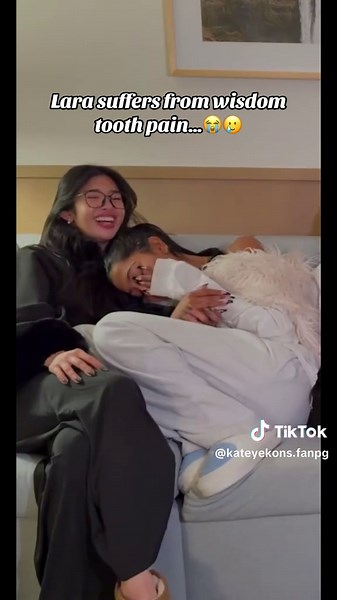 Poor Lara💔😭😭, in dm she said that she was suffering from crying to these wisdom teeth, she was still present for the live of the 2 year anniversary 🫶🏻 #katseye #larakatseye #weverse #weverselive #live #eyekon #eyekons #viral #fyp #beautifulchaos #beautifulchaostour