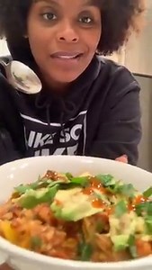Y’all get into Sheena ready & working in this Chicago kitchen 🙌🏿 Let’s make some Sunshine ☀️ Chilli with Jackfruit & Chickpeas 😋. Baby this right here will make your soul happy!!! #vegan #chilli #tabithabrown | Tabitha Brown