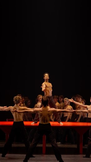 WAVES AND CIRCLES: Boléro by Maurice Béjart performed by Osiel Gouneo