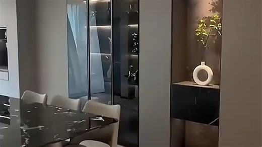 时尚大气的高清电视分享给大家，画质清晰细腻，带来沉浸式观影体验。搭载先进显示技术，色彩还原真实，细节表现出众，无论是追剧、观影还是游戏娱乐都能轻松胜任，满足家庭