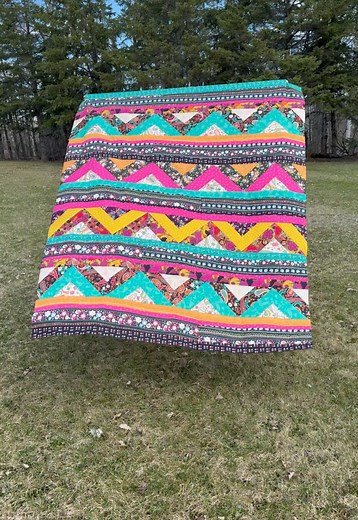 Wanted to do something a little bold and crazy and I could not be more in love with how this turned out😍😍 #quiltreveal #quilting #bohemianstyle #sewinginspiration #quiltinspiration