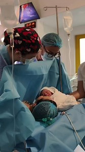 Nouă luni de așteptare, întrebări și îngrijorări care se adună zi de zi. Fiecare gând, fiecare decizie, fiecare clipă de pregătire conturează felul în care vine pe lume un copil. Nașterea nu e doar un moment, ci un început care transformă. Transformă femeia, transformă partenerul, transformă familia, chiar și modul în care privesc viața împreună. În aceste momente se măsoară răbdarea, încrederea și sprijinul, iar ceea ce se naște nu e doar copilul, ci legătura care îl însoțește pentru tot restul