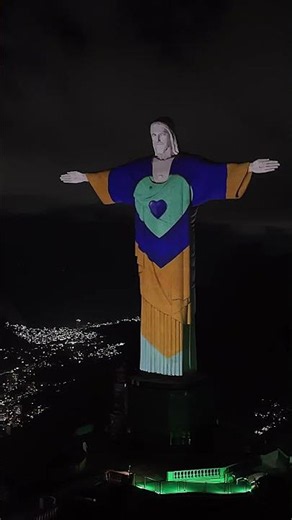 Embraer illuminates the Monument to Christ the Redeemer