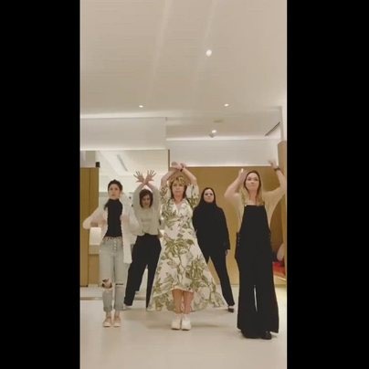 2.2M views · 107K reactions |  O que fazem as paquitas que recriaram coreografia de "Planeta Xuxa" em banheiro de shopping - bit.ly/3PKSXIp | FolhaPE | Facebook