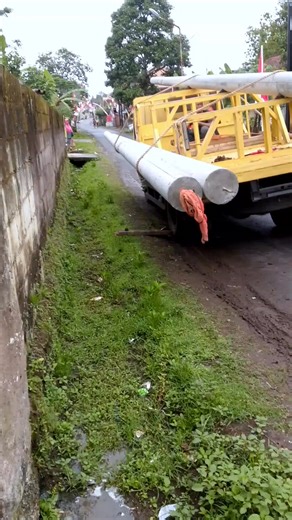 Jajang S on Instagram: "Cara kami nurunin tiang listrik beton manual tanpa crane 😊💪🔥 #electrician #lineman #electricity"