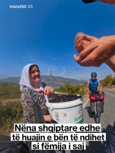 Ka disa gjeste të vogla që tregojnë më shumë se një mijë fjalë, dhe një prej tyre vjen nga zemra e një nëne shqiptare. Dy turistë të huaj një rumun dhe një holandeze, që po udhëtonin me biçikleta në një prej zonave të Shqipërisë, takuan rastësisht një nënë, e cila sapo kishte mbledhur një kovë plot me manaferra. Pa i njohur dhe pa i parë kurrë më parë, ajo ua zgjati frutat me një buzëqeshje të ngrohtë, sikur përpara saj të kishte dy djem që i kishte rritur vetë. Por zemra e një nëne shqiptare nu