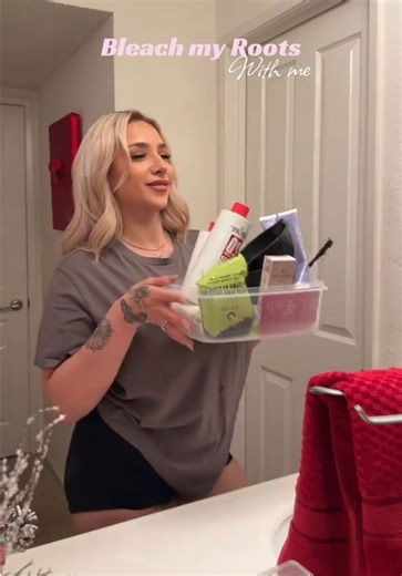 Bleach my roots at home with me for the millionth time hehe 🤭🫶🏼 Disclaimer: I am not a licensed cosmologist! This is just how I’VE been bleaching MY roots for the past 8 years OKAY?!? 😛 #blonde #bleachandtone #diyhair #hairtransformation