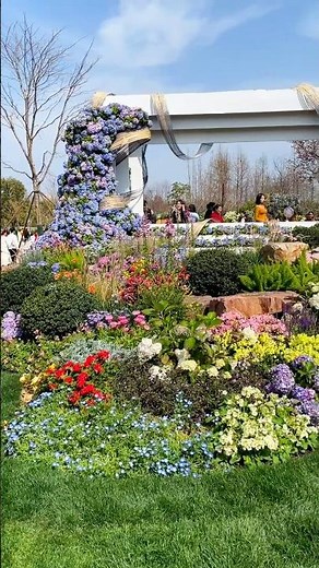 Spring Scenes in China Park — Colorful Flowers & Crowds Enjoying Nature