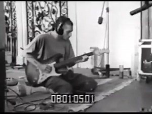 John Frusciante gravando o solo de "Mellowship Slinky in B Major" nas sessões do álbum Blood Sugar Sex Magik na The Mansion em 1991. www.jfeffects.com.br | Universo Frusciante
