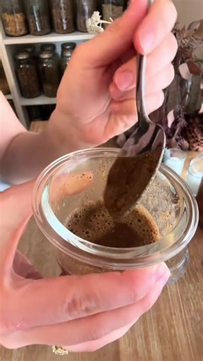 “No poo” herbal shampoo powder recipe - how to use (shower demo)