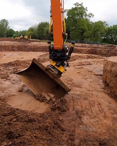 8.1M views · 10K reactions | P Quinn Construction forming a lake on a Golf Course with their Doosan and engcon set-up | Awesome Earthmovers | Facebook