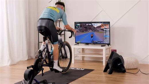 Wahoo KICKR SMART TRAINER 🚲 Maximálny výkon, maximálna presnosť, minimálny hluk! 👌 Tento namakaný cyklistický trenažér je určený pre tých, ktorí chcú zažiť realistický pocit z jazdy počas zimnej prípravy a navyše v pohodlí domova. Novú WiFi konektivitu, výbornú kompatibilitu a režim Race Mode ocenia milovníci výziev, pretože zabezpečuje až 10× rýchlejší prenos pre dokonalú odozvu počas virtuálnych pretekov. Trénujte kedykoľvek aj počas chladných a upršaných zimných dní na platformách ako Zwift