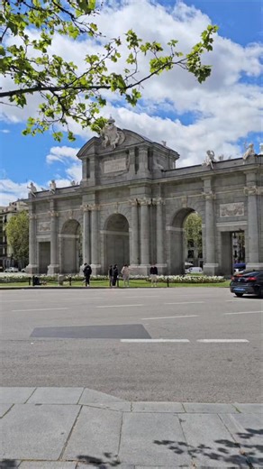LA PUERTA DE ALCALÁ Icono de Madrid #pasionpormadridblog #madrid #puertadealca #monumentosdeespaña | Pasionpormadrid