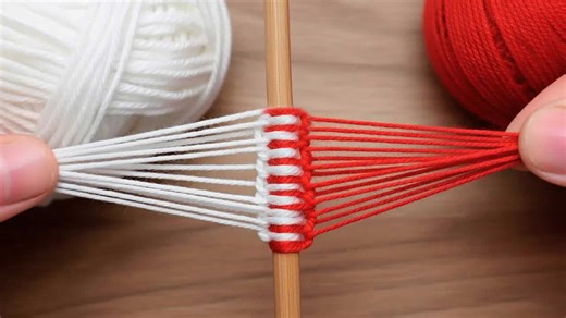 A very simple and cute idea! I made a Christmas Santa with two types of yarn