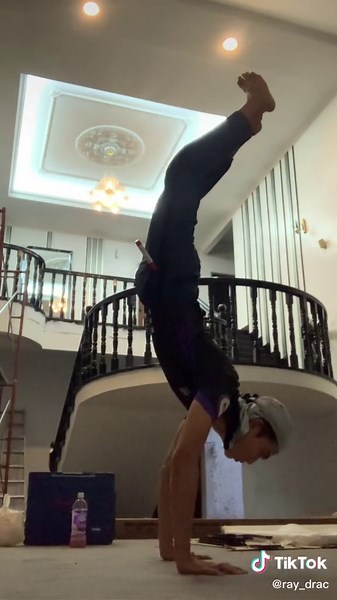 Acrobatic Movements and Handstands Performance